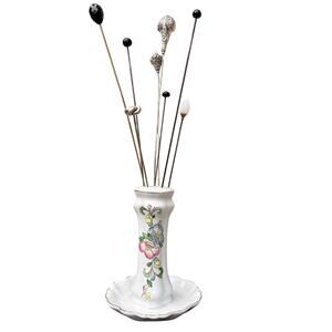 VINTAGE PORCELAIN FLORAL HAT PIN HOLDER WITH 8 VARIOUS SIZES HAT PINS